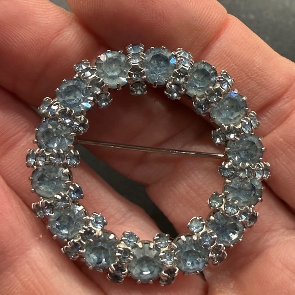 Weiss Signed Vintage Rhinestone Wreath Circle Pin Brooch